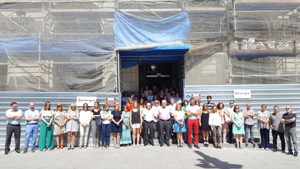 Trabajadores y cargos políticos de la Diputación de Zaragoza se han concentrado este mediodía a las puertas del palacio provincial.