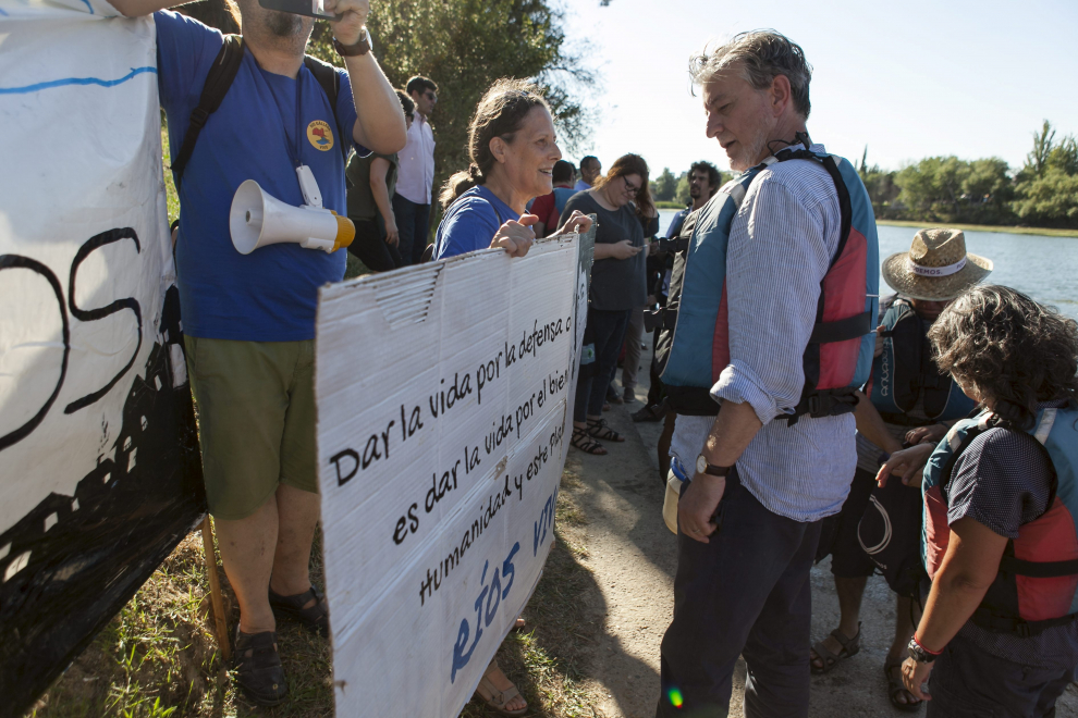 El alcalde, con los participantes en el descenso.
