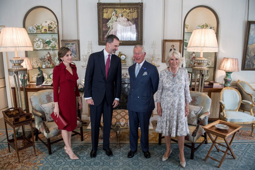 Los Reyes, con el príncipe Carlos y su esposa Camila, en Clarence House.