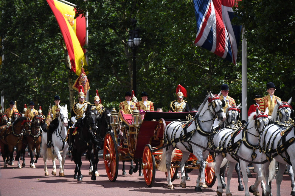 Isabel II recibe oficialmente a los Reyes