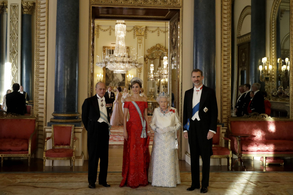 Isabel II ha agasajado a los Reyes con una cena de gala.