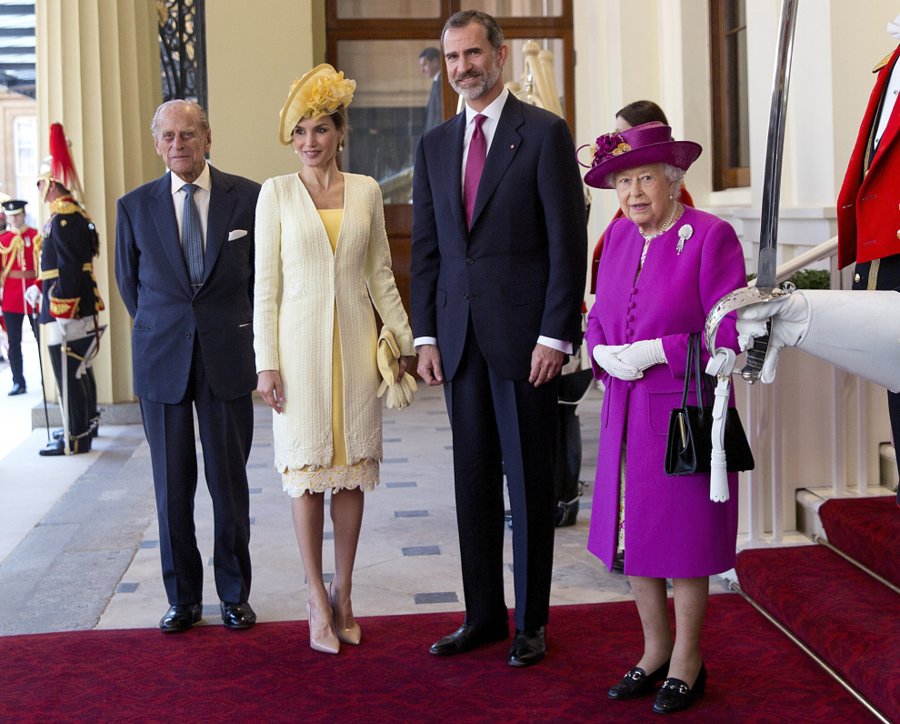 Isabel II recibe oficialmente a los Reyes