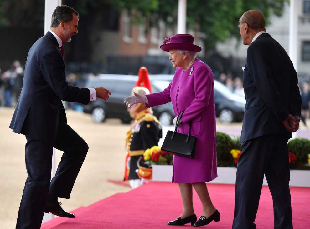 Isabel II recibe oficialmente a los Reyes