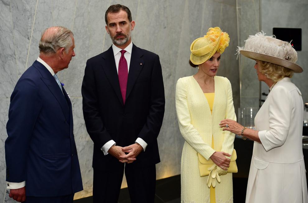Isabel II recibe oficialmente a los Reyes
