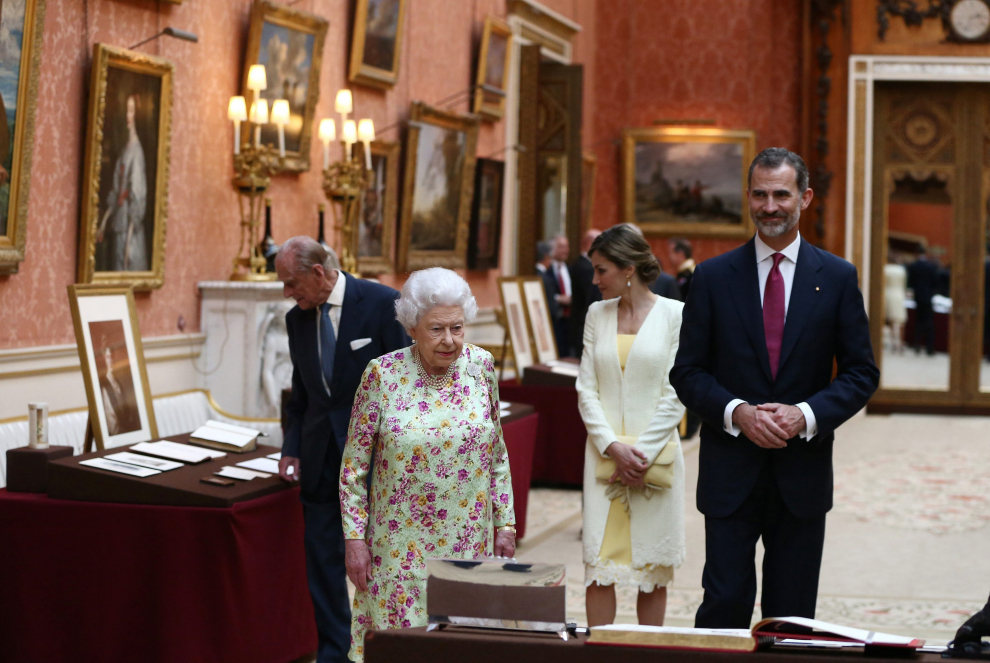 Isabel II acompañó a los Reyes a una exposición sobre piezas españolas en la Picture Gallery.
