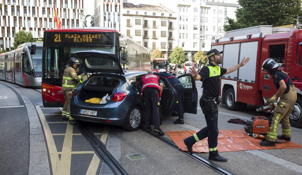 Colisión entre un turismo y un autobús en la plaza de España