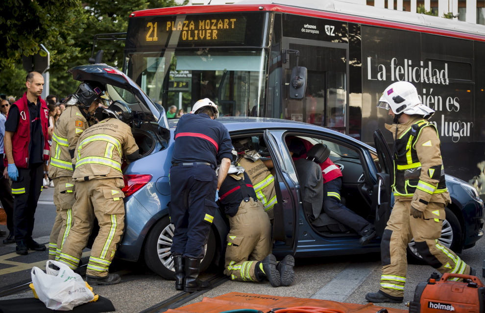 Colisión entre un turismo y un autobús en la plaza de España