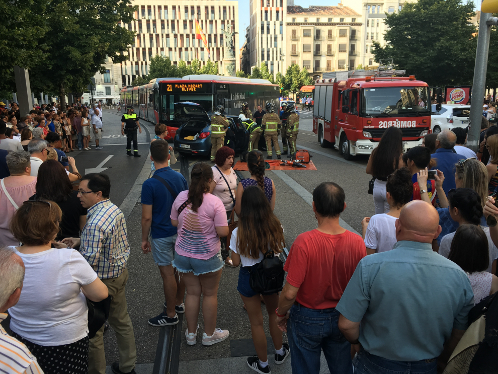Colisión entre un turismo y un autobús en la plaza de España