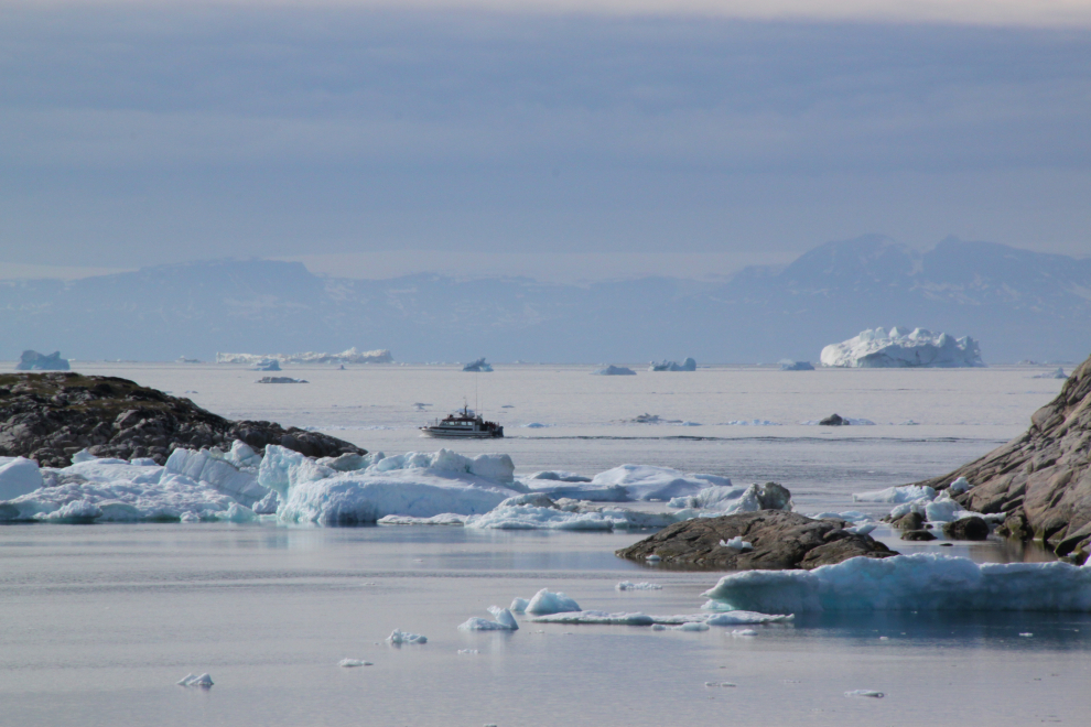Barco en las inmediaciones de Ilulissat, donde flotan icebergs desprendidos del glaciar.