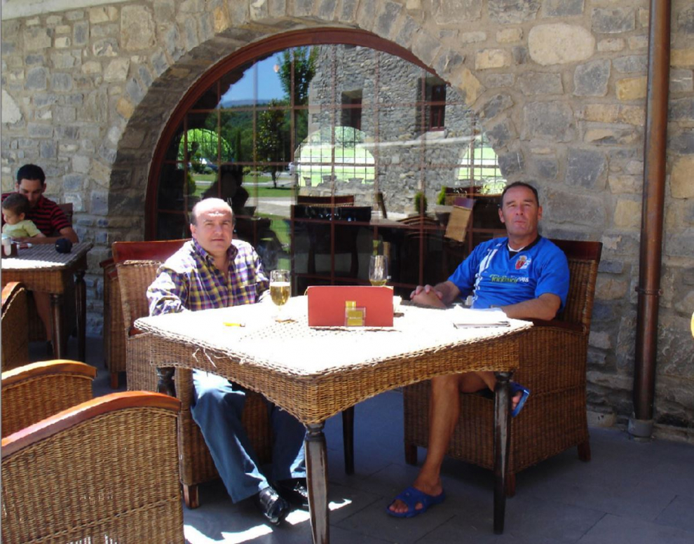 Eduardo Bandrés, presidente ejecutivo del Real Zaragoza en los primeros años de Agapito Iglesias como máximo accionista (dimitió con todo el Consejo transcurrido un trienio), toma una cerveza junto al entrenador en 2007, Víctor Fernández en la terraza exterior del Hotel Barceló Monasterio de Boltaña. 