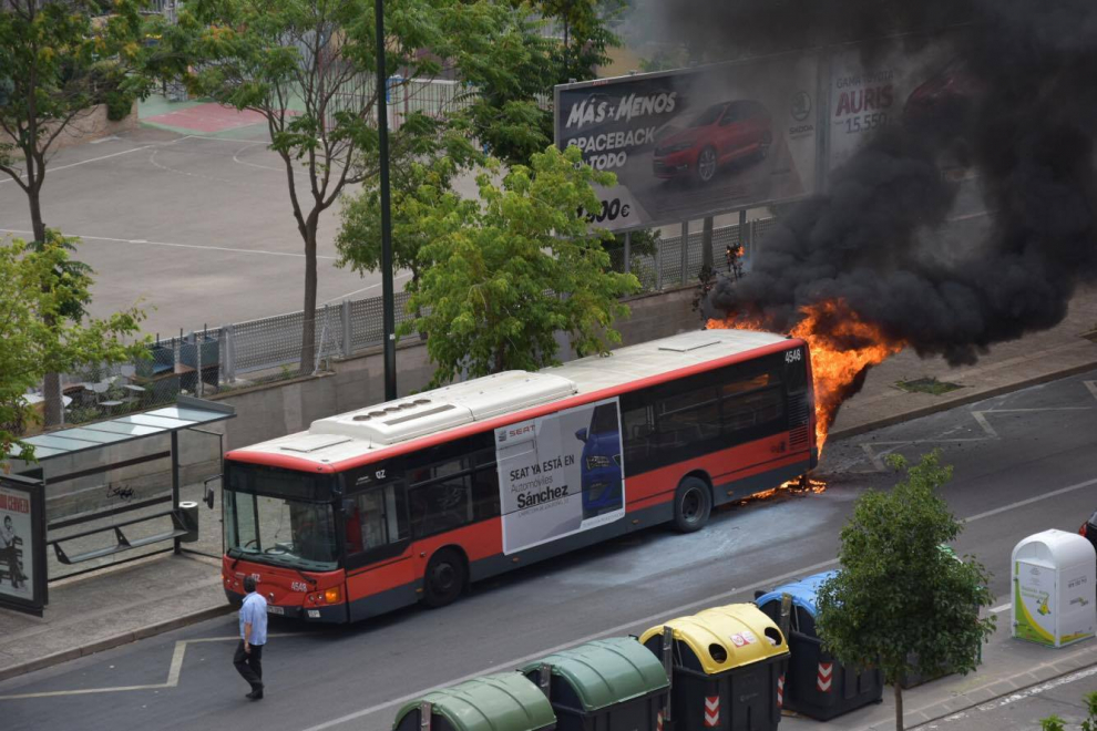 Una foto de archivo de un autobús ardiendo.