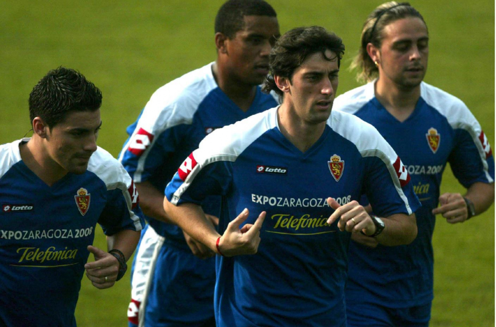 El primer año del Real Zaragoza en Boltaña, en julio de 2006, era uno de los grandes de la Primera División. En la imagen, en una de las primeras carreras de aquel verano de estreno en el campo de Villaboya, Diego Milito flanqueado por Óscar González, Sergio García y Álvaro Maior.