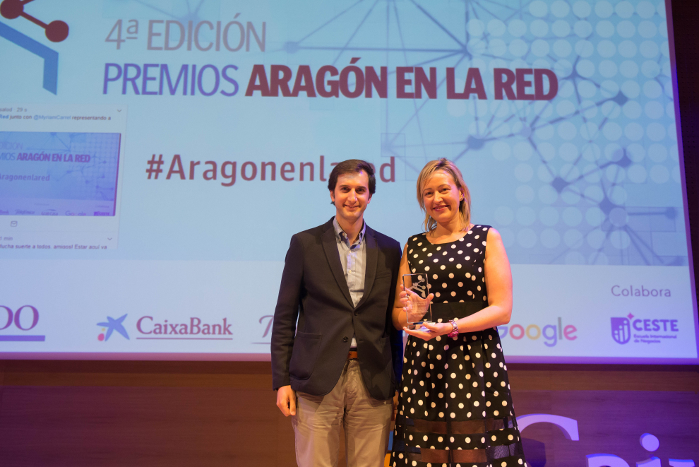 La consejera y presidenta de Aragón Plataforma Logística, Marta Gastón, recoge el premio a mejor web de Administración de manos de Antonio Vargas, responsable de Asuntos Públicos de Google España