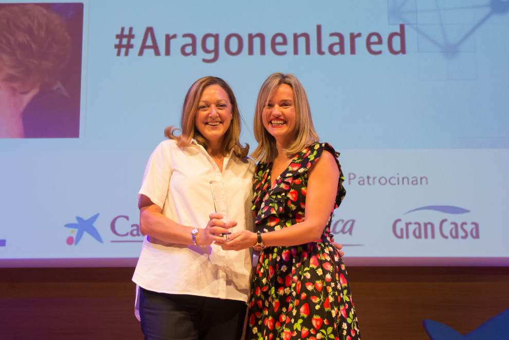La consejera Pilar Alegría entregó el premio a Sura Ascaso, responsable comercial de Pastelería Ascaso.