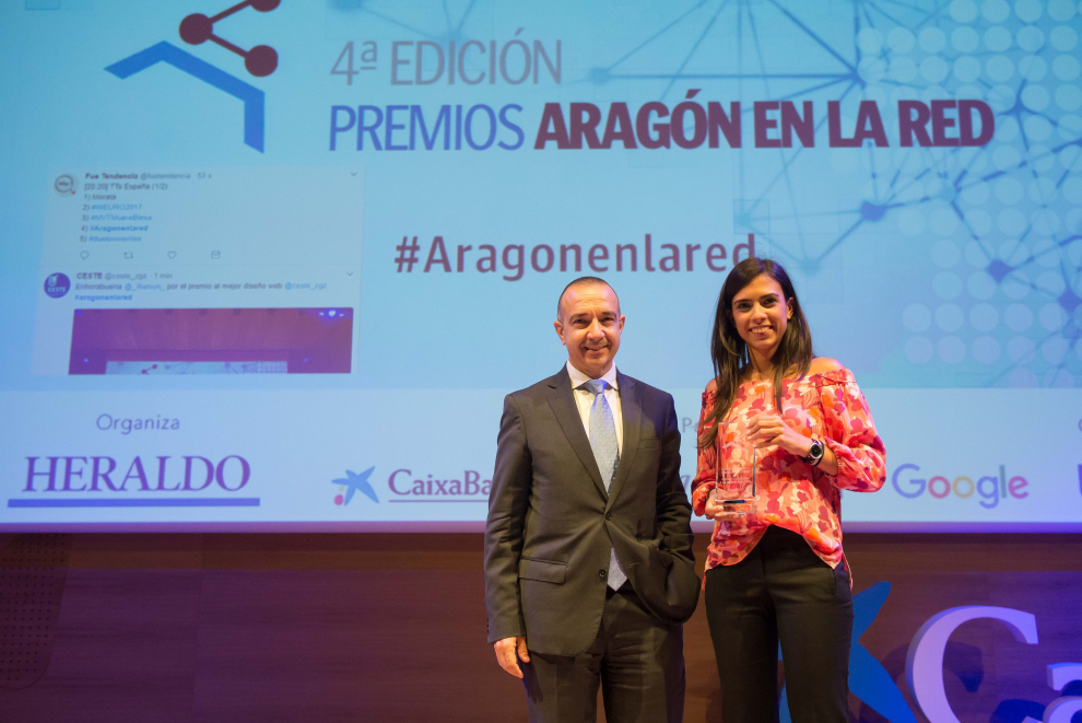Isabel Rabal recogió el premio de manos de Raúl Marqueta, director territorial de Caixabank en Aragón y La Rioja.