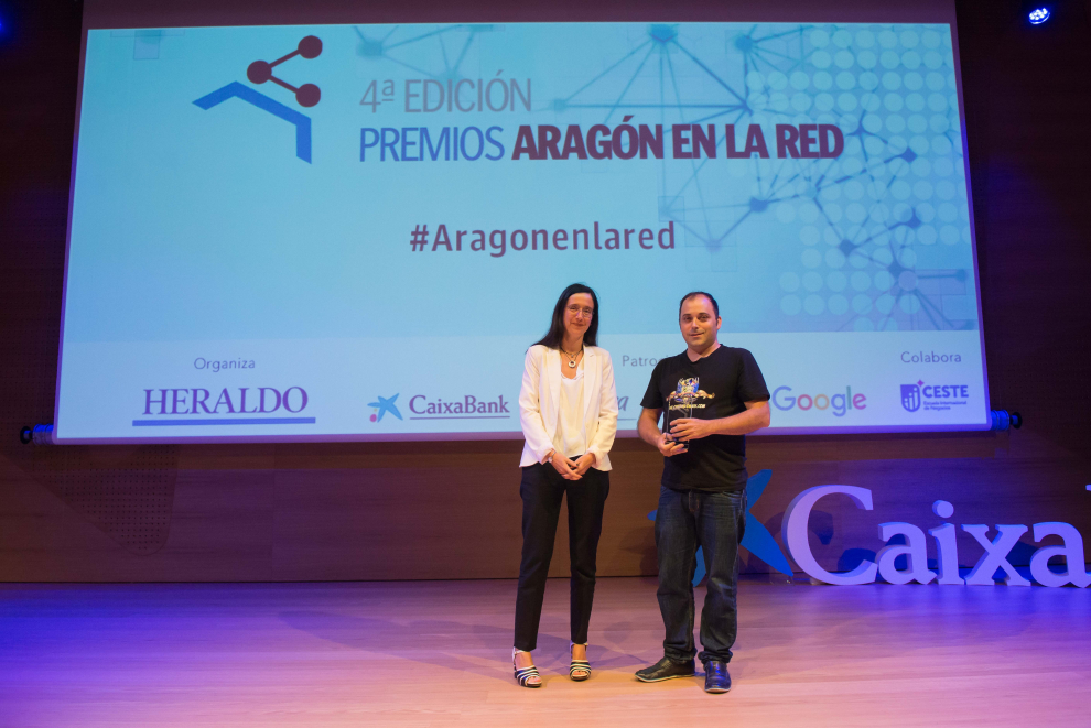 Carlos Gallego, autor de Cinemascomics, recibió el reconocimiento de Susana Betrán, gerente de Grancasa.
