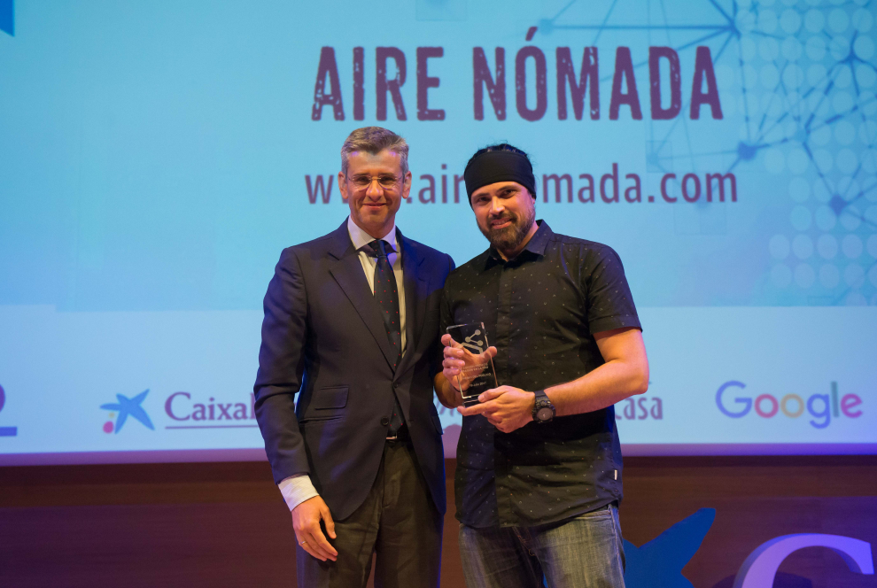 Jesús José Obón recibe el premio de manos de Mikel Iturbe, director de HERALDO DE ARAGÓN.
