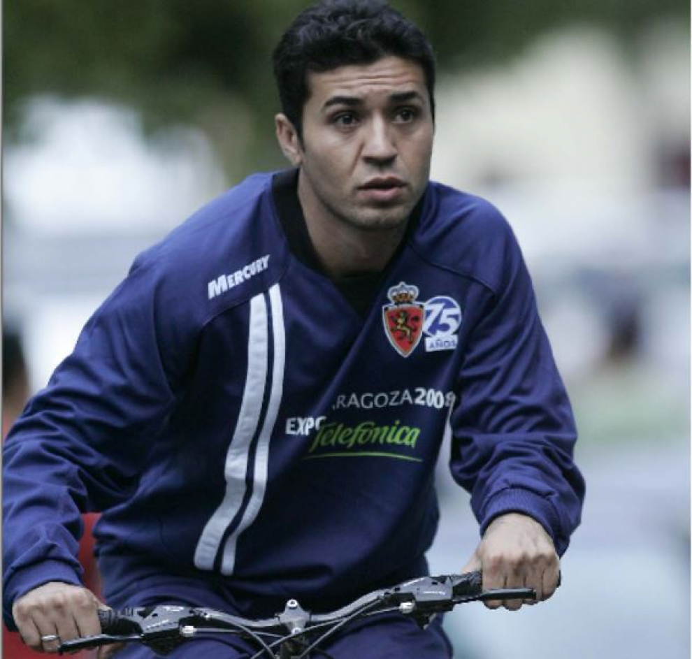 Francelino Matuzalem, en bicicleta, se desplaza del Hotel Monasterio de Boltaña al campo de fútbol en julio de 2007.
