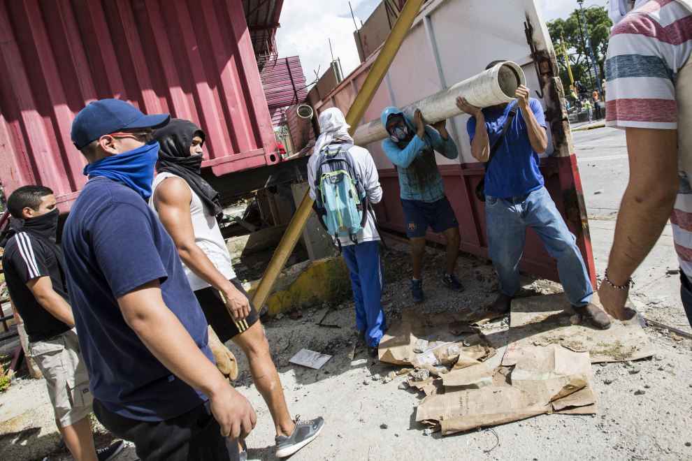 Dos muertos y casi 200 detenidos en la huelga general contra Maduro