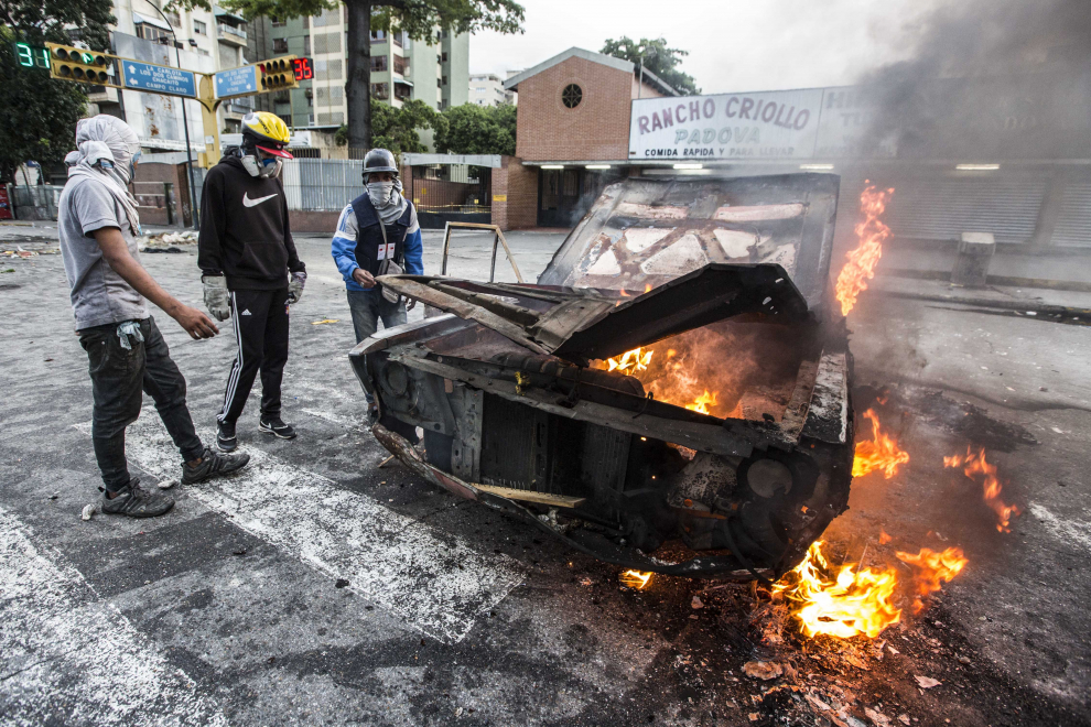Dos muertos y casi 200 detenidos en la huelga general contra Maduro