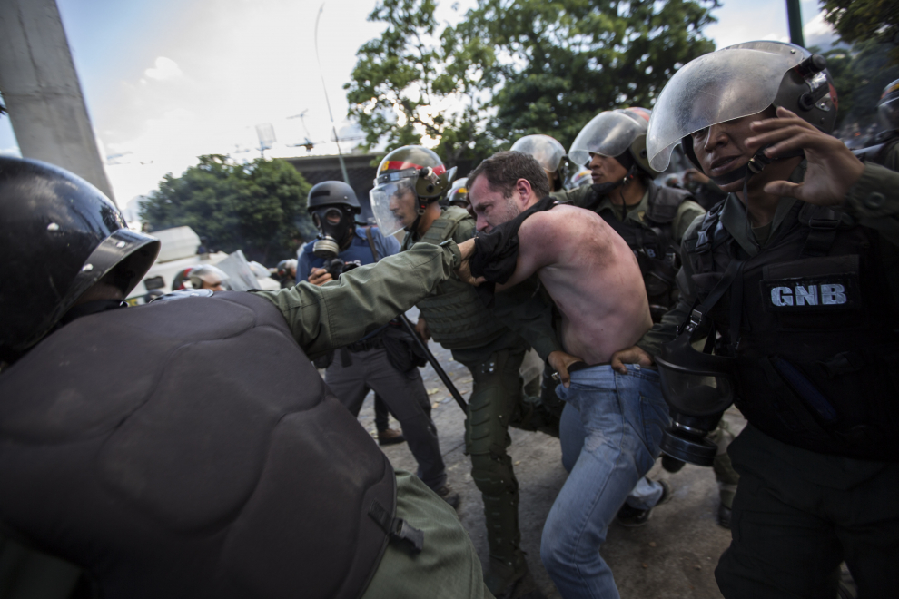 La primera jornada de la huelga opositora en Venezuela deja dos muertos y 150 detenidos