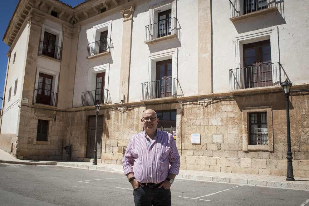 José Luis Campos frente a su casa natal