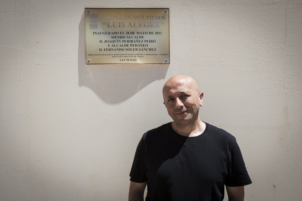 Luis Alegre frente al pabellón que lleva su nombre en Lechago, pedanía de Calamocha