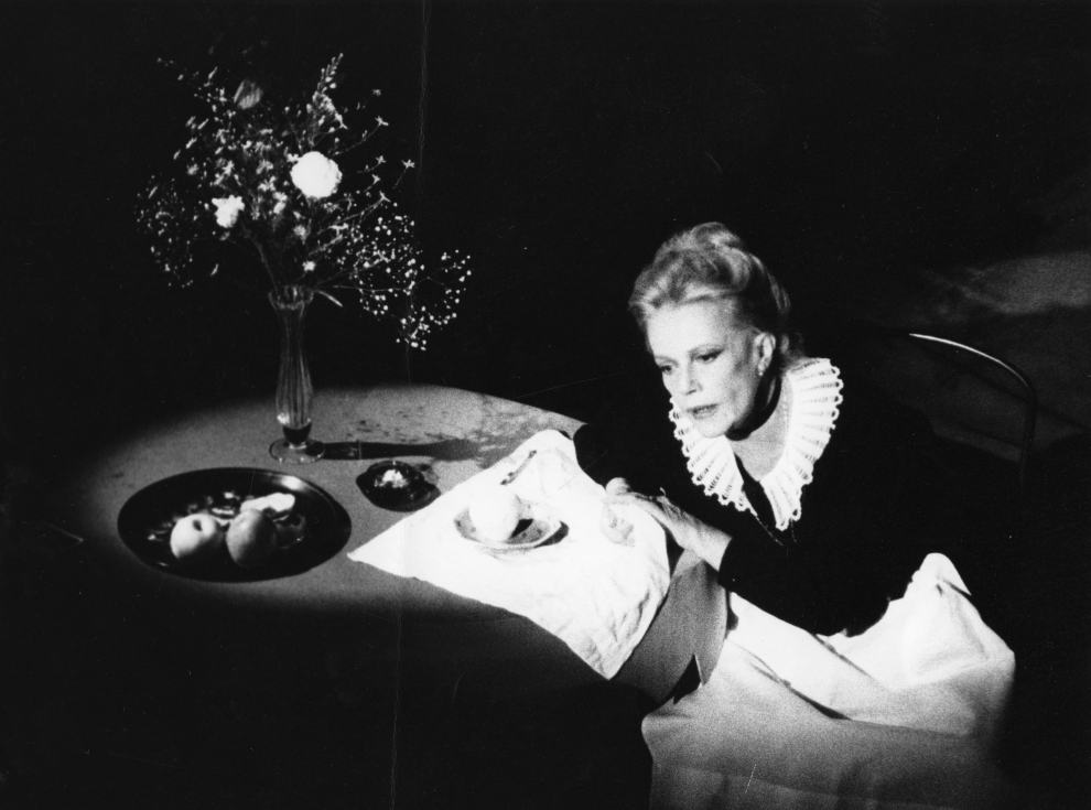 La actriz francesa Jeanne Moreau, en el Teatro Principal de Zaragoza, donde representó el papel de Zerline en la obra 'Le récit de la servante Zerline', en 1988
