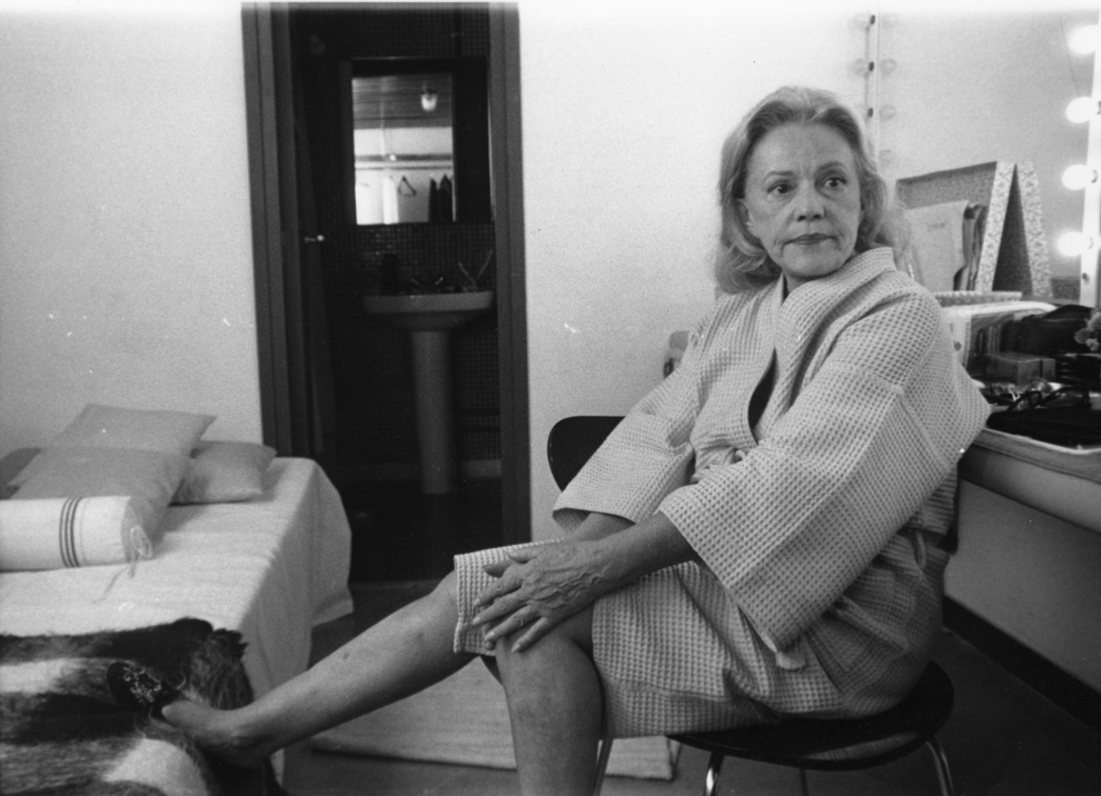 La actriz francesa Jeanne Moreau, en el Teatro Principal de Zaragoza, donde representó el papel de Zerline en la obra 'Le récit de la servante Zerline', en 1988