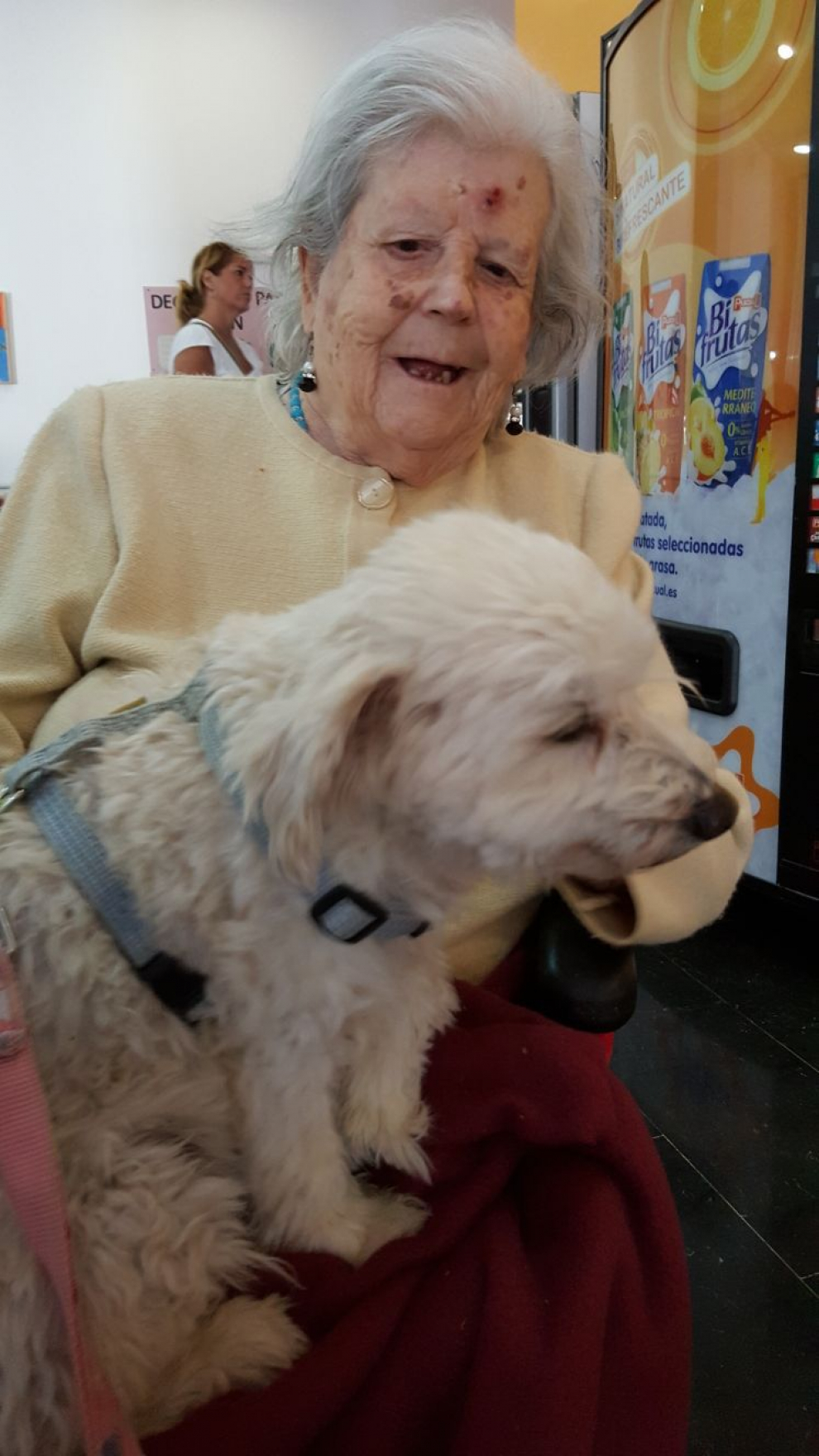 Terapia con perros para 'olvidarse' del alzhéimer en la Residencia Delicias de la Fundación Rey Ardid.