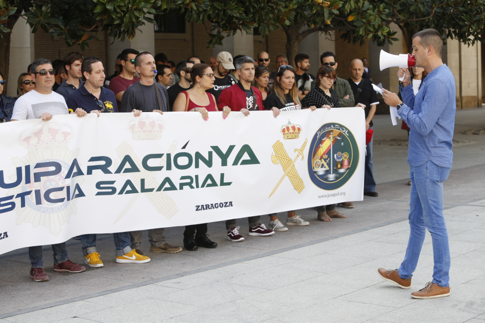 Foto Concentración De Policías Y Guardias Civiles En La Plaza Del