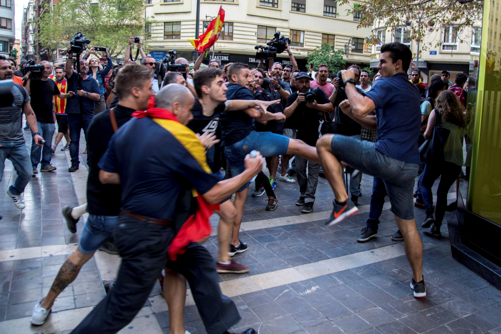 Ultras revientan la manifestación nacionalista del 9 de Octubre en Valencia