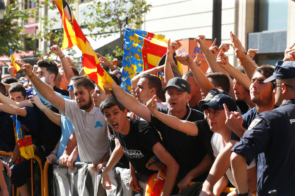 Ultras revientan la manifestación nacionalista del 9 de Octubre en Valencia