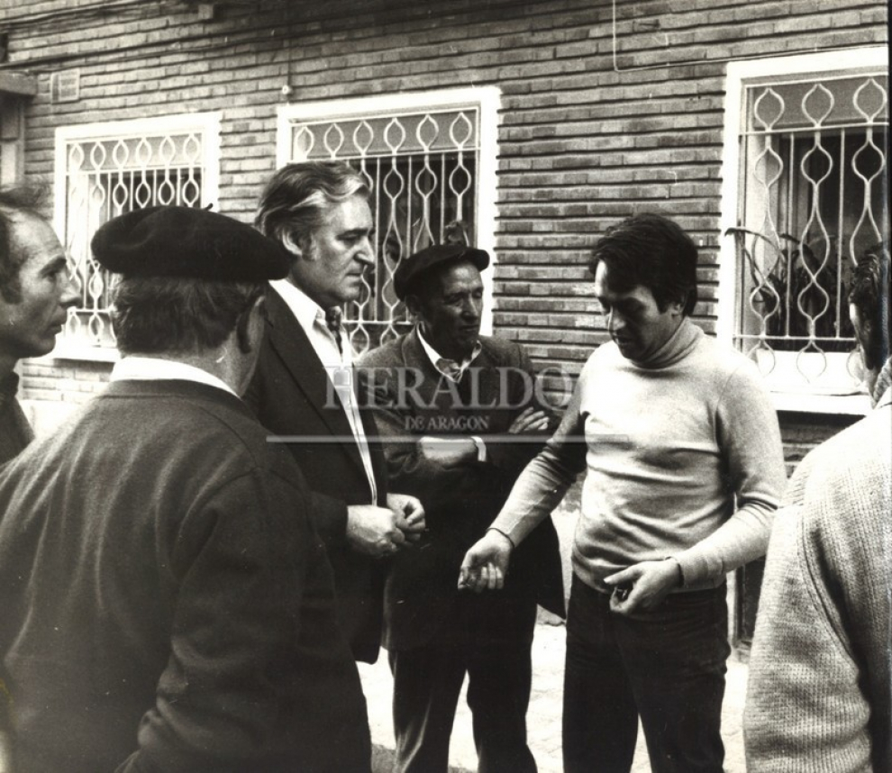 Varios vecinos de las Tenerías, donde estuvo secuestrado Quini, hablan con los periodistas