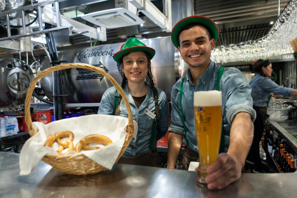 El pan alemán ´bretzel` y la cerveza son dos de los protagonistas de la ´Novemberfest` en Puerta Cinegia.