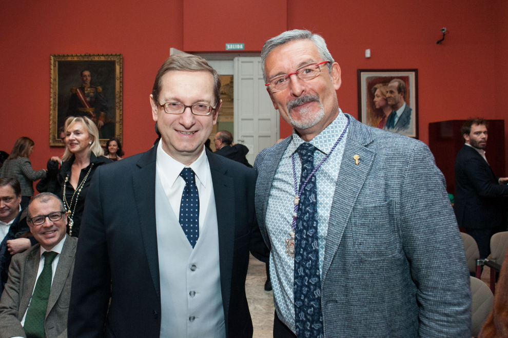 Amigos y compañeros de distintos ámbitos como la medicina, el periodismo, el cine, la literatura, la música, la política y la enseñanza acompañaron al nuevo académico.