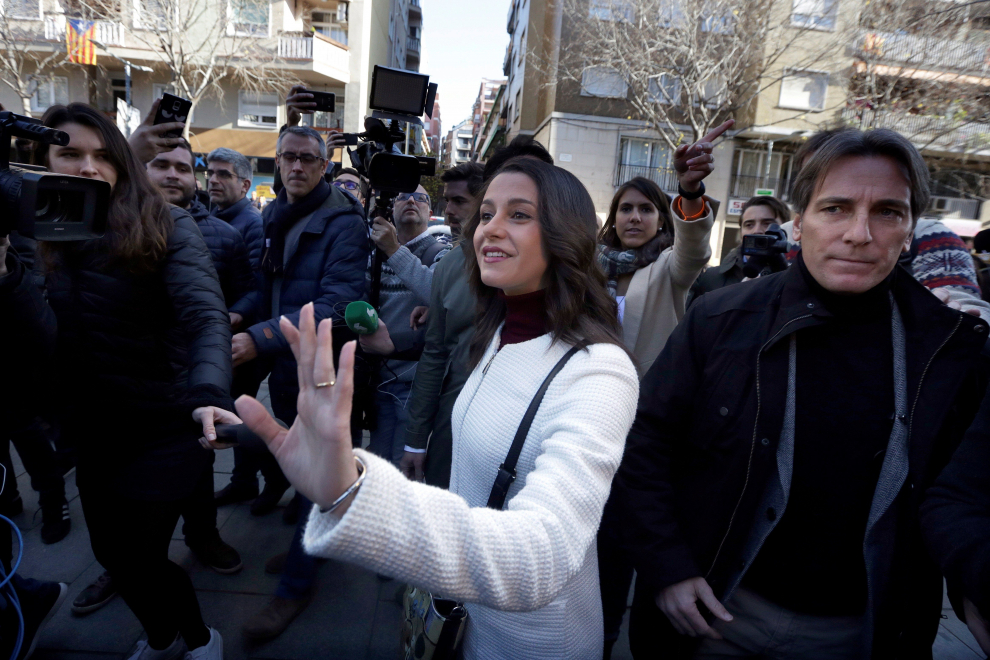 La candidata de Ciudadanos a la Presidencia de la Generalitat, Inés Arrimadas, a su llegada para votar en el colegio electoras Ausiàs March del barrio de Les Corts.