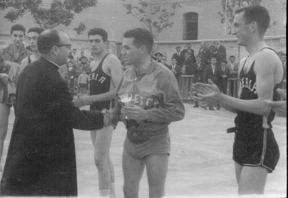 Jesús Pérez Loriente. Primer jugador oscense que alcanzó la selección española. Jugó seis encuentros y conquistó la medalla de plata en los Juegos Mediterráneos de 1951, en Alejandría.