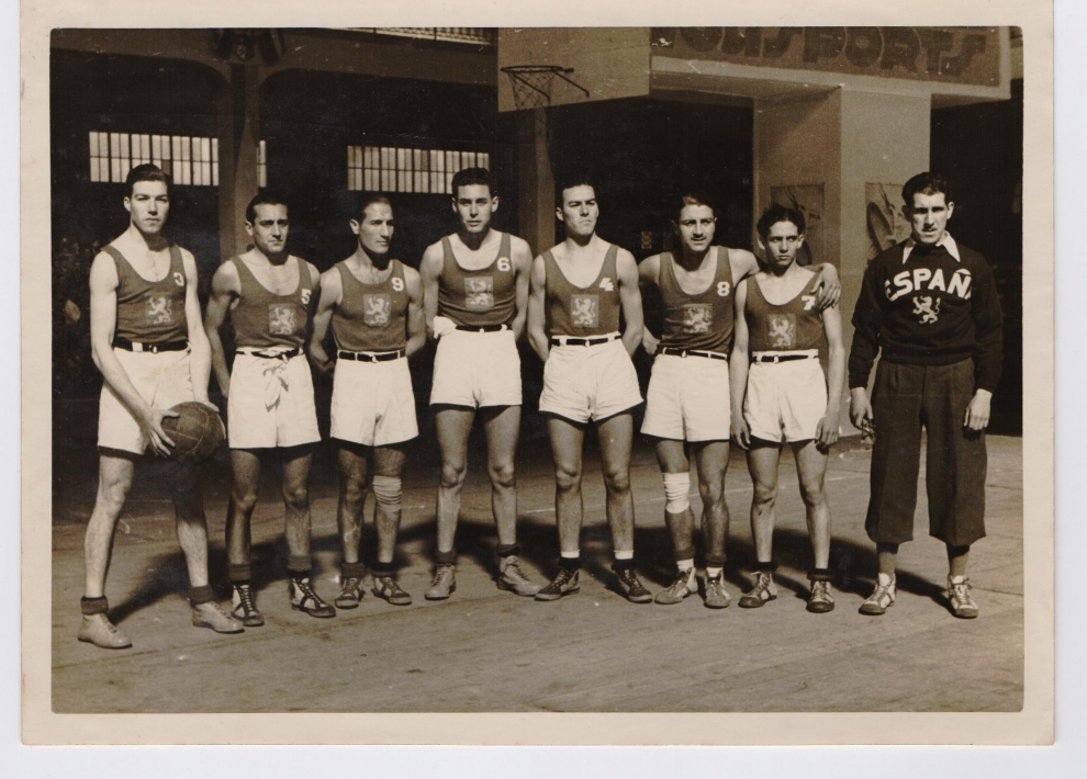 Fernando Muscat. El de Tobed fue el primer aragonés que jugó con España. En la imagen aparece con la selección de 1935, que logró la plata en el Europeo de Ginebra. Es el tercero por la izquierda (dorsal 9).