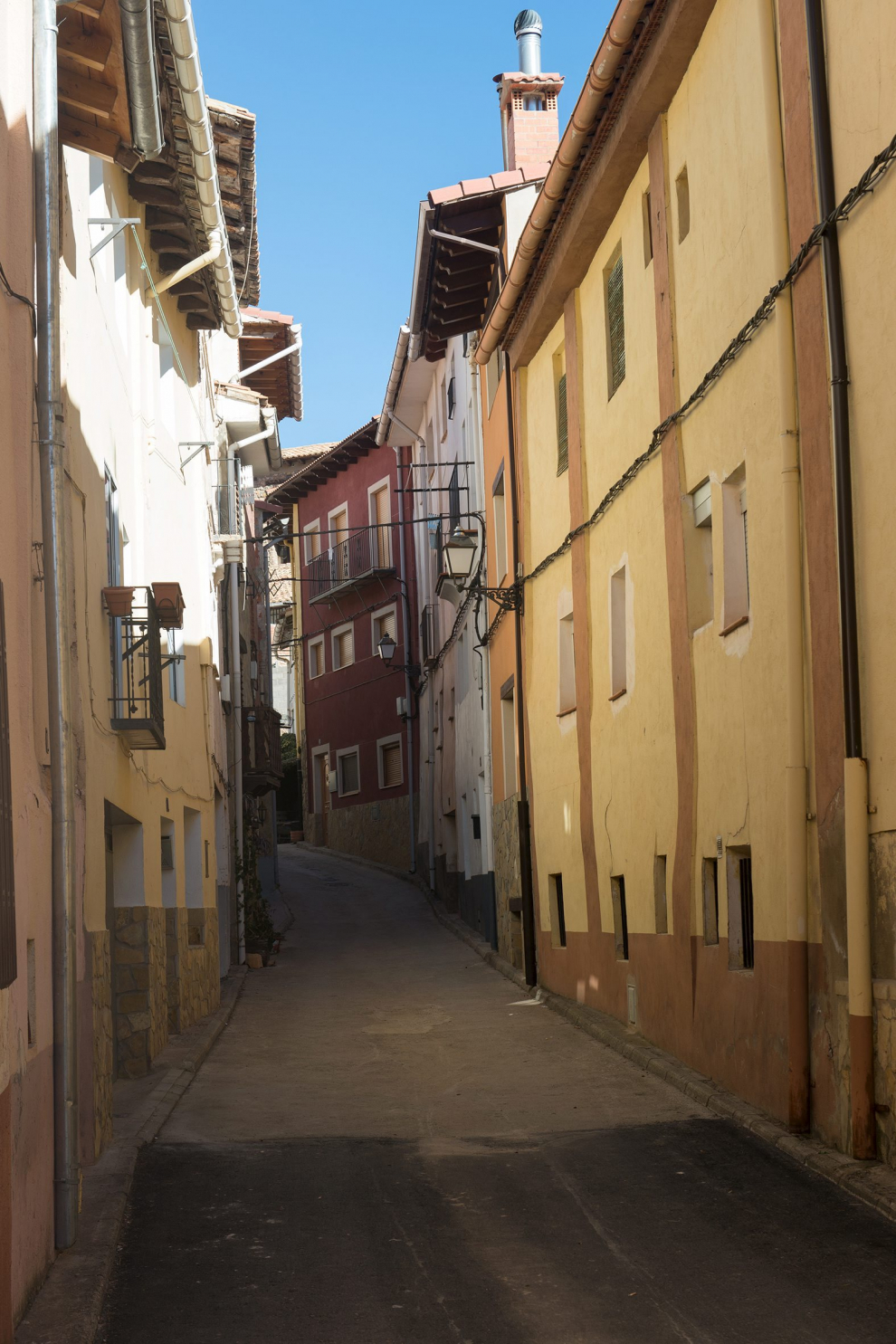 Calle con fachadas coloristas.