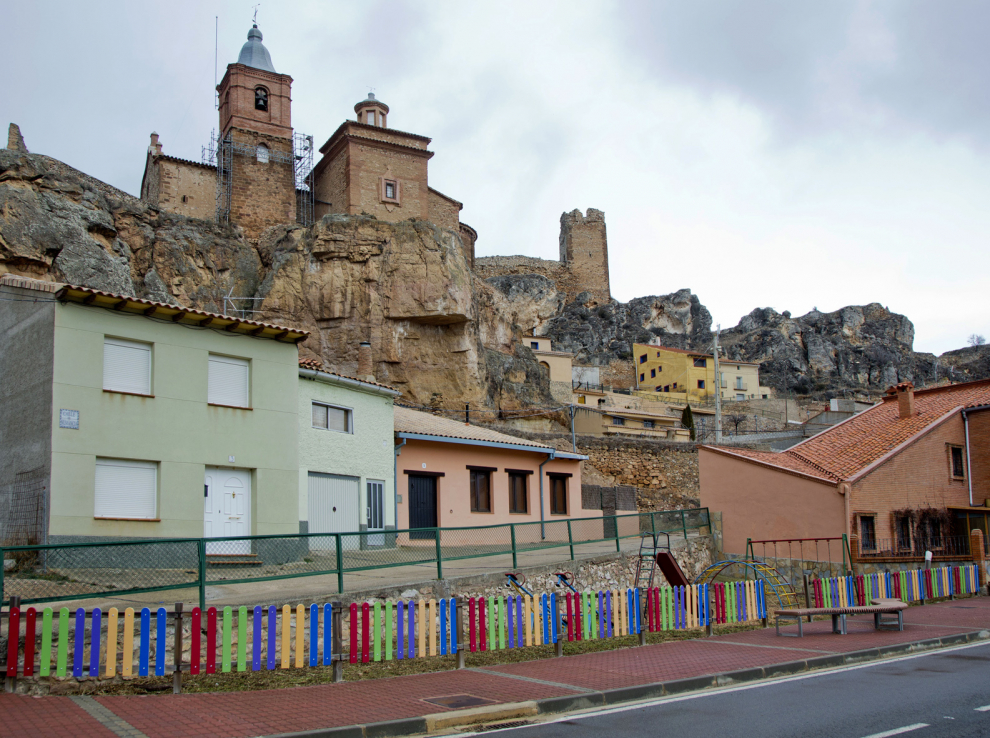 Imagen de Berdejo, con la iglesia y el castillo de fondo.