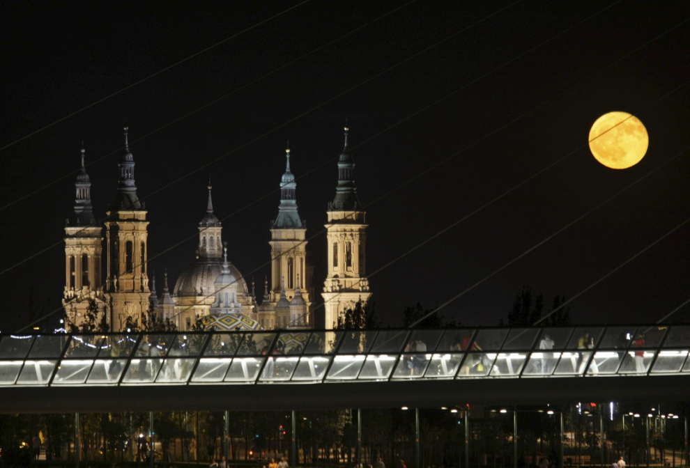 Vistas de la Basílica del Pilar de noche desde la Expo