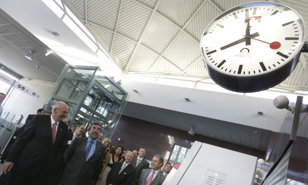 Pascal Couchepin, presidente de la Confederación Helvética, entrega de un reloj suizo a la estación del Portillo de Zaragoza.
