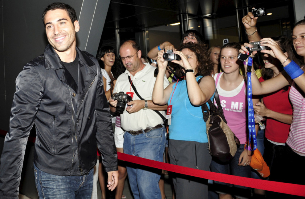 El actor Miguel Ángel Silvestre con sus fans en la Expo
