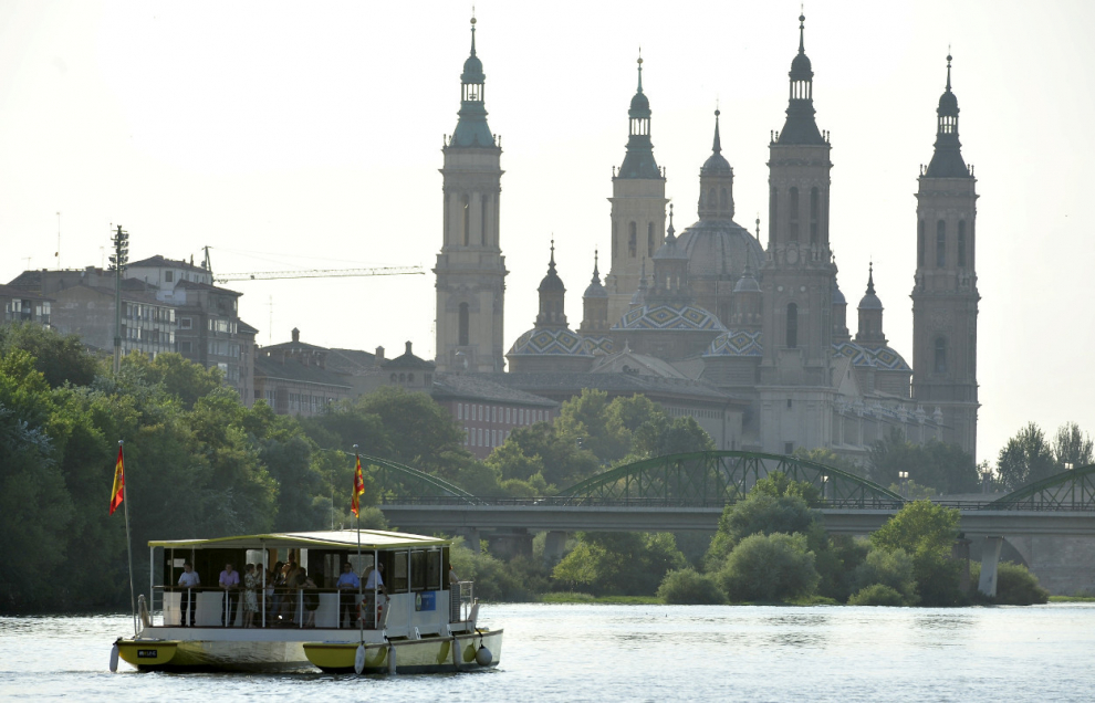 Ebrobus navegando por el río Ebro