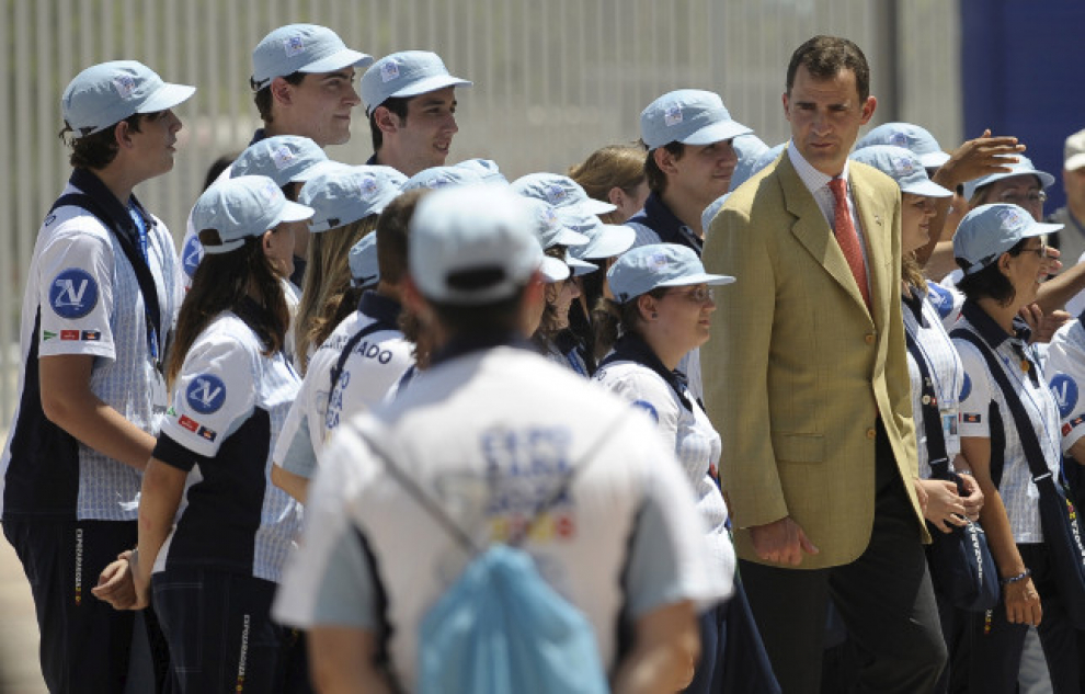 Los entonces príncipes de Asturias visitaron los pabellones de las comunidades autónomas. En la imagen, el actual Rey de España junto a los voluntarios.