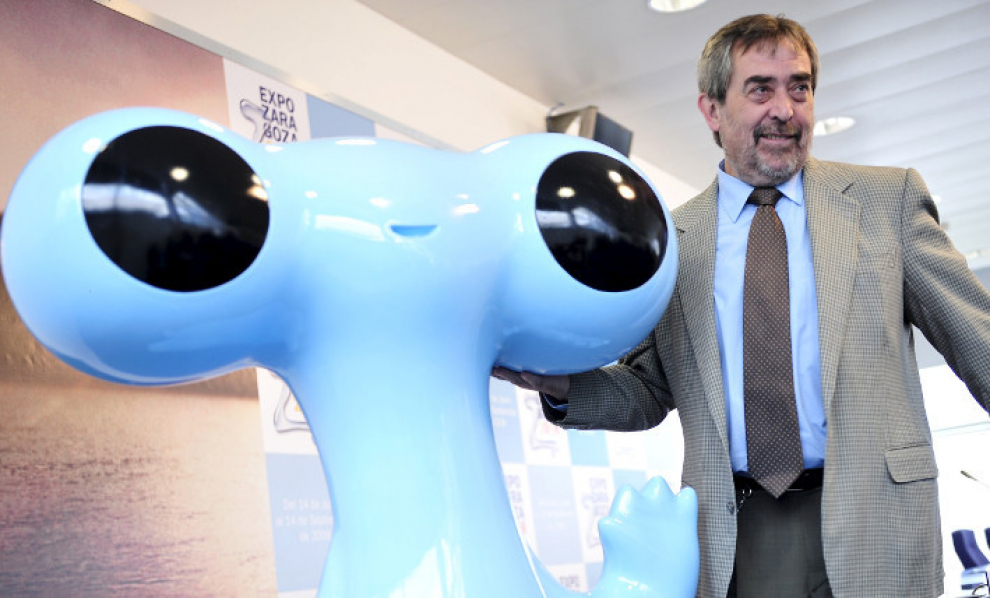 El entonces alcalde de Zaragoza, Juan Alberto Belloch, junto a la mascota Fluvi