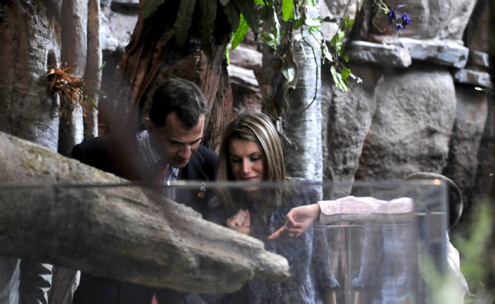 Los entonces Príncipes de Asturias visitando el Aquario de la Expo