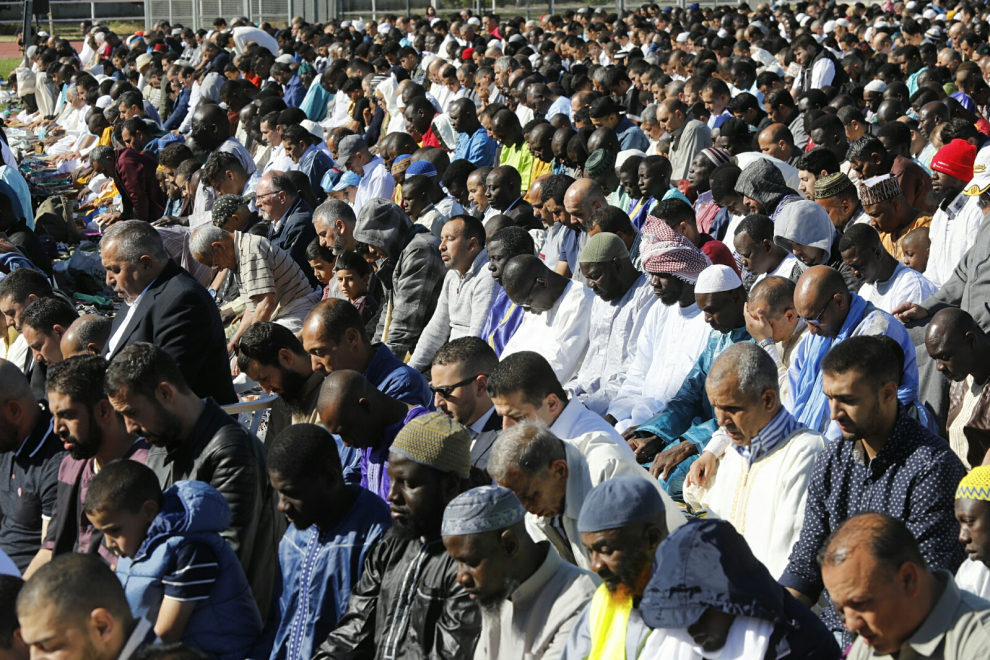 Miles de musulmanes celebran el fin del Ramadán en Zaragoza