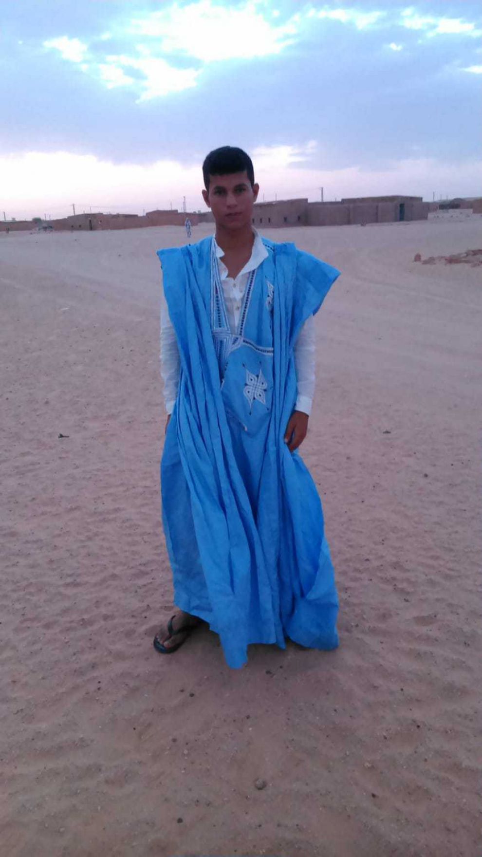 El joven, en una de sus visitas al Sahara.